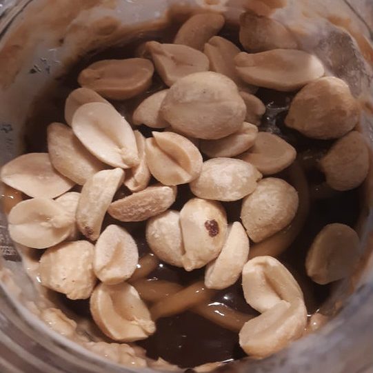 Snickers flavored Overnight Oats Recipe on HealthyWithJosie.com